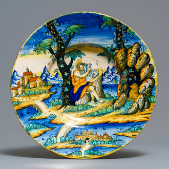 Een grote Italiaanse majolica schotel met de heilige Hiëronymus, Urbino of Venetië, midden 16e eeuw